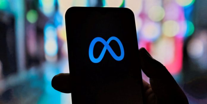 agu-notifica-extrajudicialmente-meta-para-remover-publicidade-ilegal-de-apostas Celular com o logo da Meta