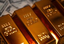 Barras de ouro e notas do dólar