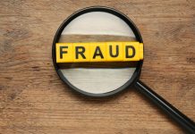 Lupa e a palavra fraude em cubos