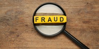 Lupa e a palavra fraude em cubos