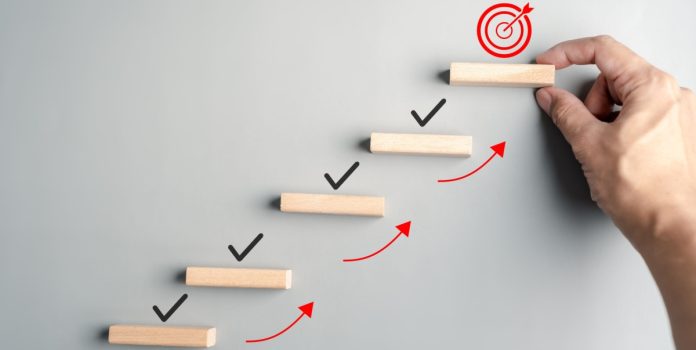 Projeção de crescimento por meio de degraus com objetivo final no topo