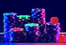 Notebook com fichas de jogos de cassino em cima