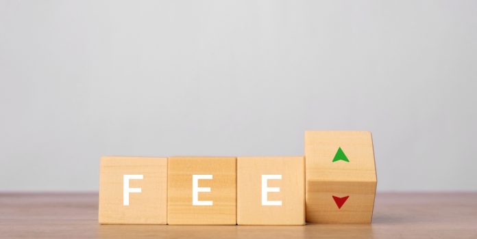 Sigla FEE em cubos de madeira