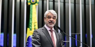 Senador Humberto Costa apresenta PL que altera idade mínima para apostar Senador Humberto Costa