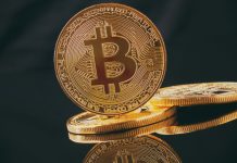 Moeda dourada com o símbolo da Bitcoin