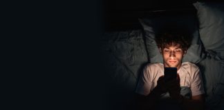Vício em apostas on-line preocupa vereador de Santa Cruz do Sul Rapaz mexendo no celular no escuro deitado na cama