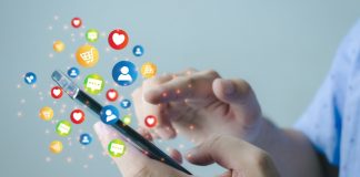 Flutter Brazil busca nova agência de marketing para Betnacional e Betfair Pessoa mexendo no celular com vários símbolos de curtida saindo da tela