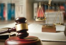 Juiz Gavel e Scale no tribunal