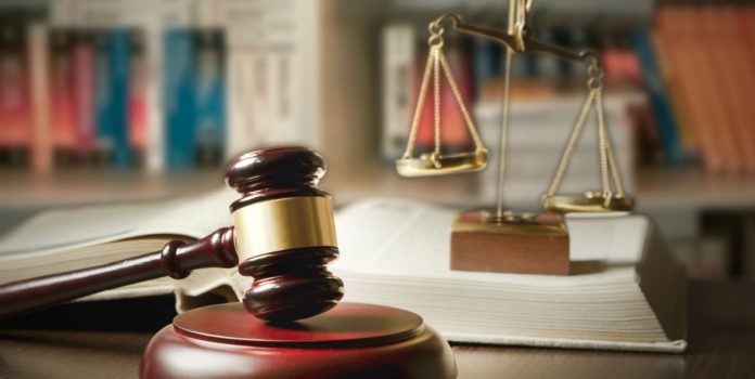 TCE-SP-suspende-concessão-da-Loteria-de-São-Paulo Juiz Gavel e Scale no tribunal