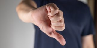 ANALOME manifesta-se sobre campanhas do IBJR Homem fazendo gesto descontente apontando o polegar para baixo