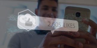BetBoom firma parceria com Jon Vlogs Reações das mídias sociais sobre as mãos de um homem usando o smartphone
