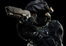Homem armado com uniforme escuro semelhante aos personagens de CS