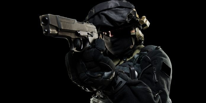 Homem armado com uniforme escuro semelhante aos personagens de CS