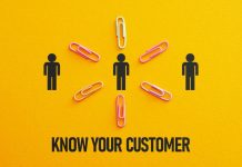 Desenho de bonecos em fundo amarelo escrito Know Your Customer