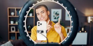 Betsul apresenta Alfinete como influenciador da marca Homem criando conteúdo com ring light e celular