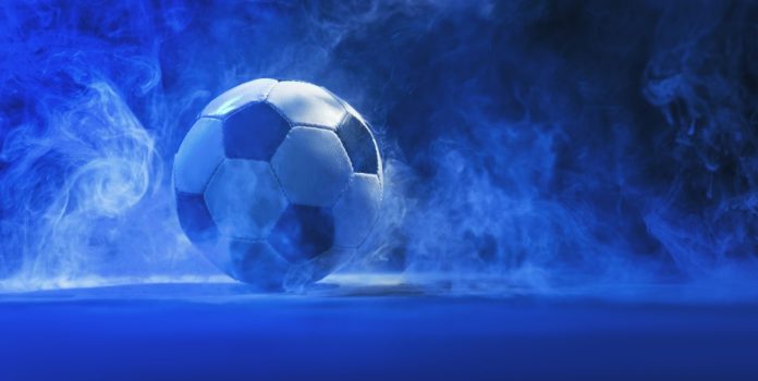 brasil-adere-à-convenção-de-macolin-para-combater-manipulação Bola de futebol com fumaça e luz azul