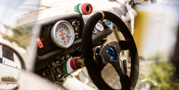 Interior de um carro de corrida