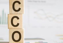 Sigla CCO em cubos de madeira empilhados