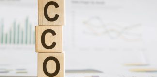 Cactus Gaming nomeia Thiago Valadão diretor comercial Sigla CCO em cubos de madeira empilhados