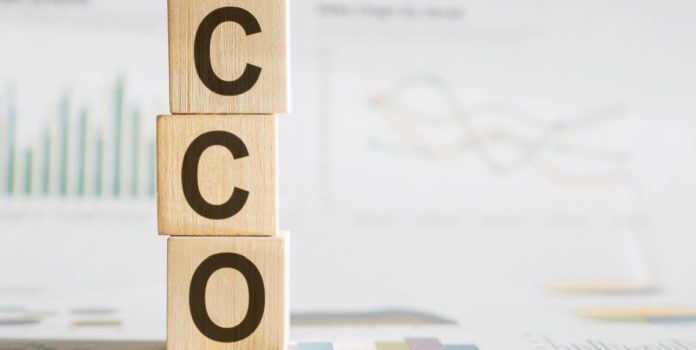 Sigla CCO em cubos de madeira empilhados