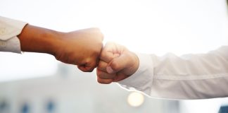 Daniel Fortune firma parceria com Multibet e une-se à campanha do IBJR contra casas de apostas ilegais Duas mãos dando soquinho em forma de parceria
