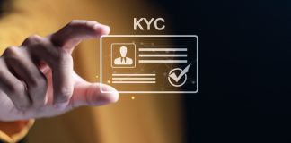 Didit chega ao Brasil para acelerar onboarding e reforçar conformidade regulatória Homem segurando uma carteira virtual de identidade verificada escrito KYC em cima