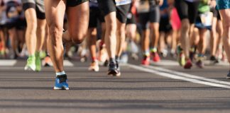 EstrelaBet promove corrida de rua em Belo Horizonte Pernas de pessoas correndo na rua