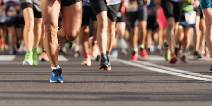 estrelabet-promove-corrida-das-estrelas-em-bh Pernas de pessoas correndo na rua