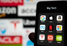 Smartphone com os aplicativos das principais big techs