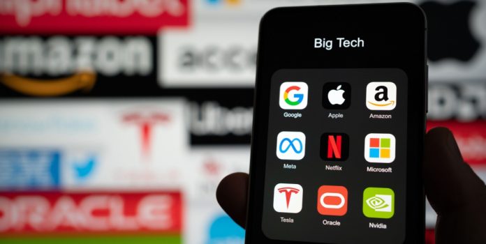 governo-parceria-big-techs- Smartphone com os aplicativos das principais big techs