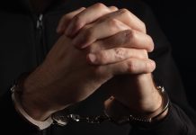 Criadores de conteúdo enfrentam bloqueio de bens e investigação por divulgar apostas ilegais Homem sentado algemado com as mãos cruzadas