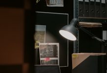 Sala de investigação particular, com mapa de vigilância e arquivos de casos