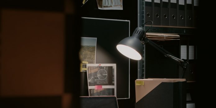 jfpb-investiga-pixbet-por-suposta-ligação-com-apostas-ilegais Sala de investigação particular, com mapa de vigilância e arquivos de casos
