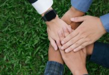Lottopar e LOTERJ reforçam responsabilidade social nas apostas com FPF e EDUCAFRO Mãos sobrepostas simbolizando a união