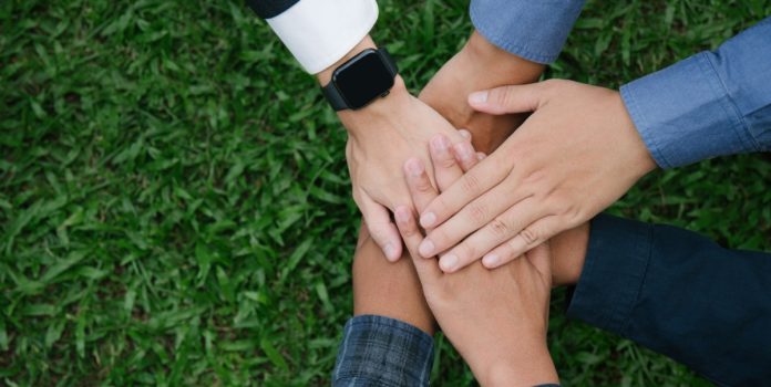 lottopar-e-loterj-reforçam-responsabilidade-social-nas-apostas-com-fpf-e-educafro Mãos sobrepostas simbolizando a união