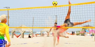 Homens jogando futevôlei na praia
