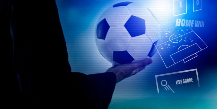 Homem segurando bola de futebol