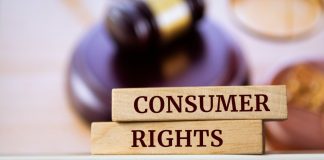 Barras de madeira escrito Consumer Rights em cima da mesa