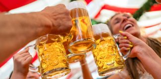 Grupo de amigos brindando com canecas de cerveja