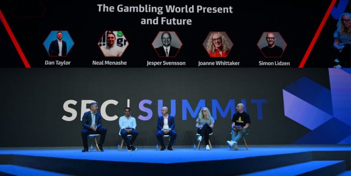 CEOs sentados no palco do SBC Summit 2025 para debater os riscos e as recompensas da IA