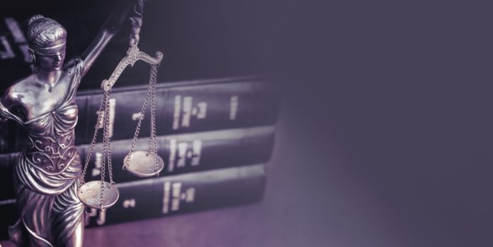stf-declara-inconstitucionais-trechos-da-lei-das-apostas Balança da justiça e livros de direito sobre a mesa