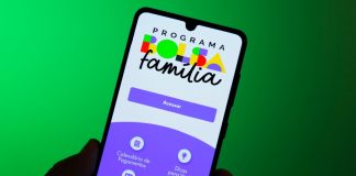 Estudo indica que proibição de apostas para beneficiários pode impulsionar mercado ilegal Página inicial do aplicativo do Bolsa Família em smartphone