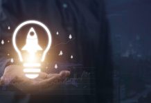 Empresário segurando lâmpada criativa em start-up de negócios