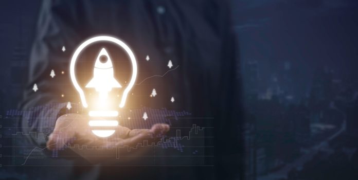 Empresário segurando lâmpada criativa em start-up de negócios