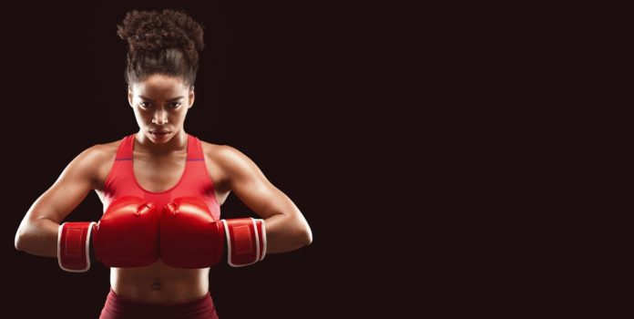 betsul-patrocina-fms-7- Mulher com luvas de boxe pronta para lutar