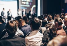 Debate em mesa-redonda no evento de conferência empresarial