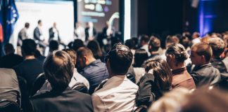 Debate em mesa-redonda no evento de conferência empresarial