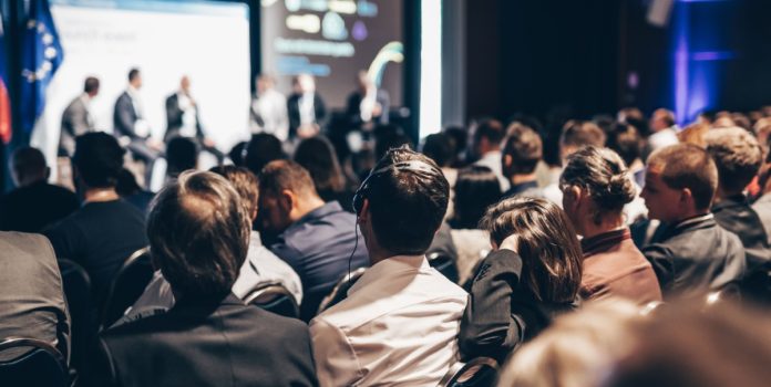 el-e-wla-promovem-seminário-sobre-jogo-responsável Debate em mesa-redonda no evento de conferência empresarial