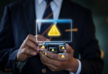 Homem mexendo no celular, saindo sinal de alerta