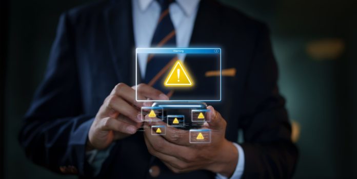 Homem mexendo no celular, saindo sinal de alerta